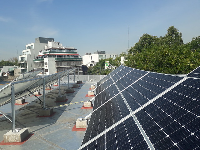 Los paneles solares se adueñaron de toda la azotea de la Escuela de Educación Media Antonio Devoto, en Buenos Aires, que hasta el año pasado no tenía ningún uso. La idea de utilizar el techo para generar energía renovable fue de los alumnos que en 2014 cursaban el último año, quienes presentaron un proyecto al parlamento de la capital de Argentina. Foto: Daniel Gutman/IPS
