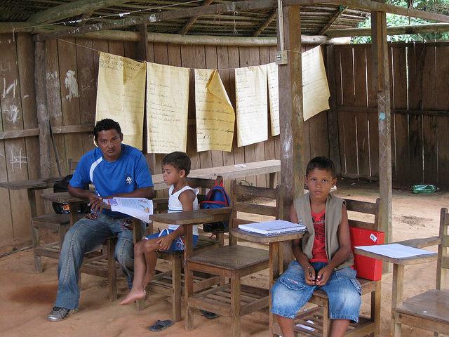 Una escuela del pueblo juruna, en la orilla del río Xingú, en la Amazonia brasileña. Los pueblos indígenas de la ecorregión del norte del país tratan ahora de informarse y reclamar medidas para evitar los daños y la mortalidad que provoca la pandemia del nuevo coronavirus, a que son muy vulnerables por razones sociales y culturales, como el modo de vida, lejanía de los hospitales y la invasión de sus tierras. Foto: Mario Osava/IPS