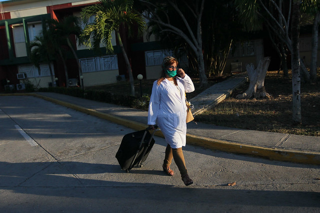 Elizabeth Oliva, médica epidemióloga camina por las inmediaciones de la cubana Unidad Central de Cooperación Médica, en La Habana, antes de partir a San Cristóbal y Nieves, para asistir a esa pequeña nación insular caribeña ante la pandemia de covid-19. Foto: Jorge Luis Baños/IPS