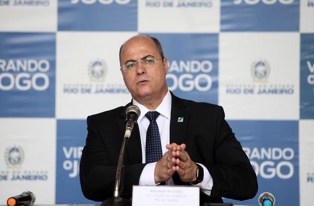 El gobernador del estado de Río de Janeiro, Wilson Witzel, informó públicamente padecer de coronavirus, pero con síntomas débiles por lo que sigue trabajando. Su estado es el segundo más afectado por la epidemia en Brasil, solo superado por el de São Paulo. Foto: Eliane Carvalho/Fotos Públicas