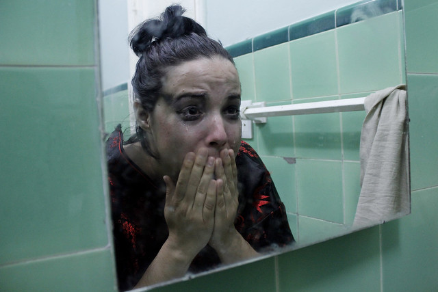 La actriz cubana Isbel Buzzi ensaya ante el espejo a un personaje femenino que sufre de violencia machista dentro de su hogar, en La Habana. Agencias de la ONU temen que esa interpretación esté siendo dolorosa realidad en muchos hogares latinoamericanos durante el confinamiento por la pandemia del coronavirus. Foto: Jorge Luis Baños/IPS