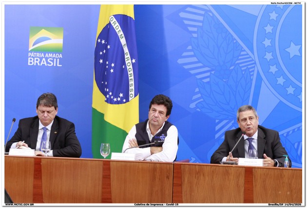 El ministro de Salud, Luiz Henrique Mandetta (en el centro), en una rueda de prensa sobre la pandemia, que tiene lugar diariamente en el Palacio do Planalto, sede de la presidencia, en Brasilia. El ministro ha sido amenazado con la destitución por el presidente Jair Bolsonaro, por discrepar públicamente de sus opiniones sobre la covid-19, mientras crece el respaldo de la población a su actuación. Foto: MCTIC/Fotos Públicas