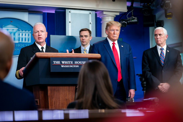 El presidente de Estados Unidos, Donald Trump, durante una de sus comparecencias públicas, para informar sobre la covid-19, con récord de contagiados y muertos en su país. Los expertos indican que nada se puede esperar de Trump en cuanto que la pandemia impulse una economía menos excluyente y una sociedad más igual. Foto: Tia Dufour/Casa Blanca