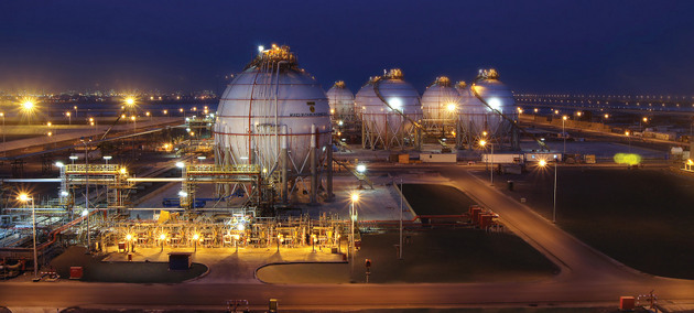 Vista de una planta de gas en Abu Dhabi, Emiratos Árabes Unidos, un gran exportador de hidrocarburos. La perspectiva de su abundancia y precios más bajos en medio de la crisis augura intensa demanda y empleo de los combustibles fósicles en el corto y aún en el mediano plazo. Foto: ADNOC