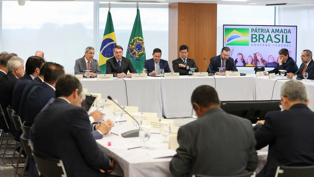 Captura del Consejo de ministros del 22 de abril, de un explosivo video hecho público por decisión del magistrado Celso de Mello, decano del Supremo Tribunal Federal, como prueba en el proceso contra el presidente Jair Bolsonaro por injerencia en la jefatura de la autónoma Policía Federal, para controlar sus investigaciones contra miembros de su familia. La denuncia partió del exministro de Justicia, Sergio Moro, tras renunciar por las presiones del presidente, que las hizo patentes en esa reunión. Foto: Marcos Corrêa/PR