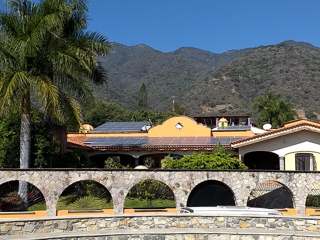Los bajos precios de los hidrocarburos amenazan con desacelerar la transición energética en América Latina, aunque las energías renovables ya compiten con los costos de los combustibles fósiles, coincidieron especialistas durante la XXIX Conferencia de Energía La Jolla, organizada por el Instituto de las Américas. En la imagen, paneles solares en una vivienda de Ajijic, en el estado de Jalisco, en el oeste de México. Foto: Emilio Godoy/IPS