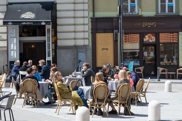 Café al aire libre en Vilnius, Lituania, el 23 de mayo de 2020. Foto: Michele Ursi / Shutterstock