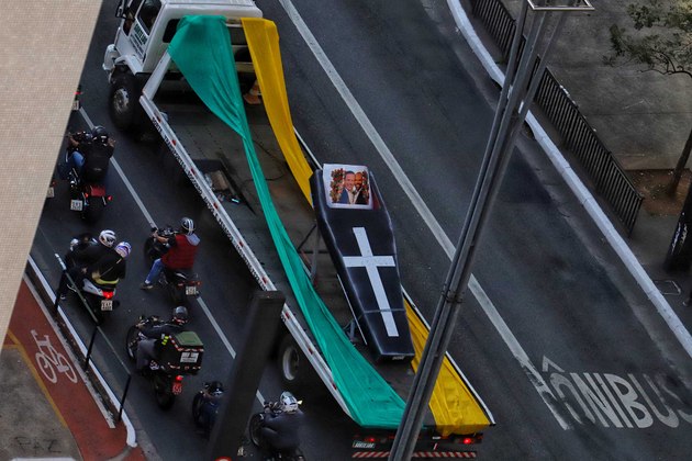 Manifestación motorizada de bolsonaristas en la Avenida Paulista, de São Paulo, en Brasil. Piden la reanudación de las actividades económicas y la liberación de la polémica cloroquina como medicamento para la covid-19, con peligrosos efectos secundarios y aún sin beneficios comprobados. Esas manifestaciones se multiplican por el país y, en Brasilia, suelen tener la presencia del presidente Jair Bolsonaro. Foto: Roberto Parizotti/FotosPublicas