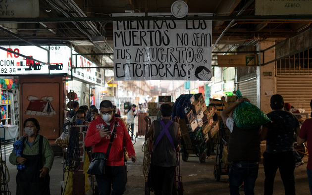 En el pasillo, arrendatarios de locales colocaron una pancarta para recordar los riesgos del covid-19. Foto: María Ruiz/Pie de Página
