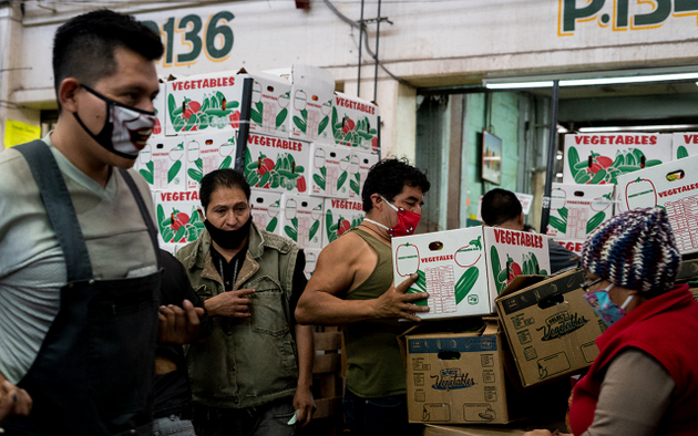 En los pasillos de la Central de Abasto convergen sin sana distancia comerciantes, diableros y compradores. / Foto: María Ruiz/Pie de Página