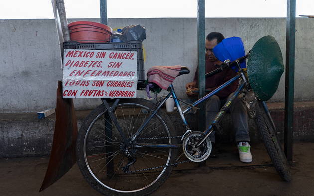 Un vendedor colocó un letrero en su bicicleta para concientizar sobre el consumo de frutas y verduras para estar saludables. Foto: María Ruiz/Pie de Página