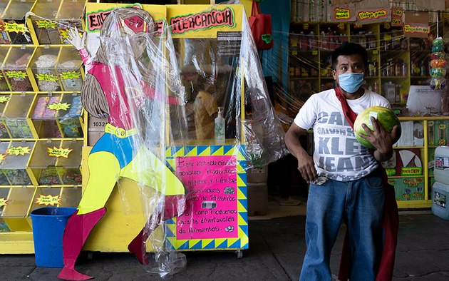 Los vendedores encontraron la manera de protegerse utilizando plásticos que los separa de sus clientes. En esta dulcería crearon una Susana Distancia gigante de cartón. Foto: María Ruiz/Pie de Página