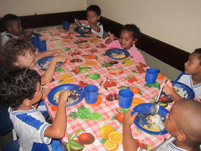 Un grupo de niños almuerza en una escuela de Itaboraí, a 45 kilómetros de Río de Janeiro, en Brasil, donde el Programa Nacional de Alimentación Escolar permite a los estudiantes de las escuelas públicas, que brindan los 12 cursos de educación básica, alimentarse de hortalizas y alimentos frescos, provenientes de la agricultura familiar local. Foto: Mario Osava/IPS