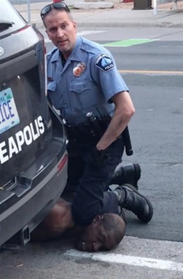 Momento del vídeo grabado por Darnella Frazier en el que se ve cómo el policía de Minneapolis pisa el cuello de George Floyd hasta dejarle inconsciente.