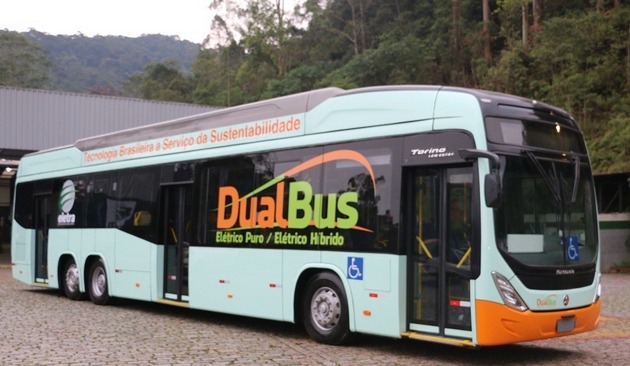 El Dual Bus es una innovación desarrollada por la empresa brasileña Eletra, que tiene como ventaja el agregarle más flexibilidad al bus eléctrico, que puede operar en dos configuraciones: híbrido o trolebús (con electricidad suministrada por cables aéreos) e híbrido o eléctrico puro (a batería). En el híbrido, su electricidad es generada internamente por un motor a diesel. Foto: Cortesía de Eletra