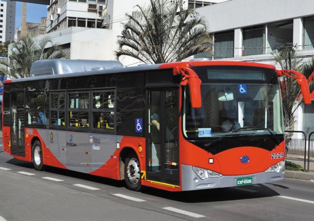 Autobús fabricado por BYD, grupo chino fundado en 1995 y que pronto se convirtió en una potencia en la producción de baterías recargables, buses y automóviles eléctricos y paneles fotovoltaicos. En Brasil, se instaló en la ciudad de Campinas, a 100 kilómetros de São Paulo. Su producción está enfocada en energía y transporte limpio. Foto: Cortesía de BYD Brasil