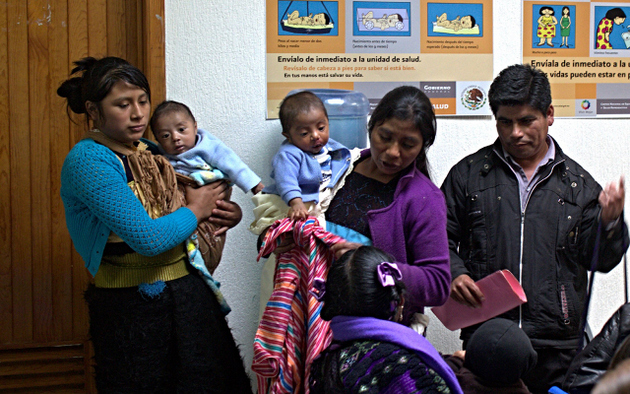 Dos madres con sus pequeños hijos en un centro materno de Chiapas. Foto: Chiapas Paralelo