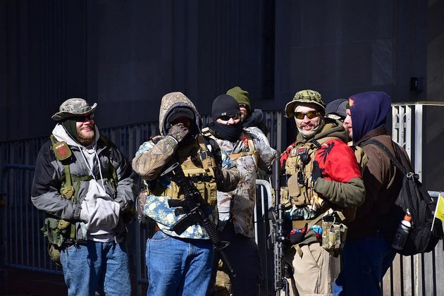 Miembros de la milicia Bogaloo Boys en Richmond, Virginia, en enero de 2020. Foto: Wikimedia Commons / Anthony Crider, CC BY-SA