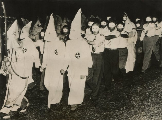 Ceremonia iniciática del Ku Klux Klan en Stone Mountain, de Atlanta, Georgia, en junio de 1949. Foto: Everett Collection Shutterstock