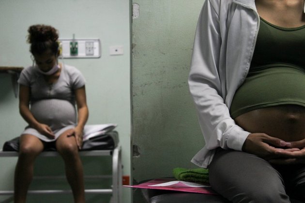 Dos mujeres embarazadas esperan que las controlen en un hospital materno en Caracas, Venezuela. Foto: Yadira Pérez/openDemocracy
