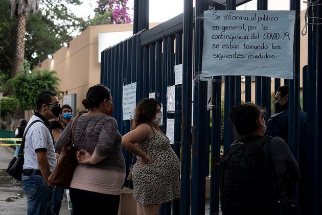 Mujeres embarazadas en la entrada de un hospital materno en Ciudad de México. Foto: Fernanda Ruiz/openDemocracy