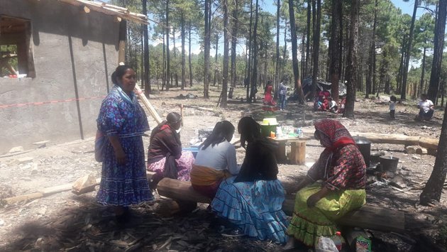 Mujeres de Repechique esperan que pueda continuar la construcción del taller de costura comunitario. Foto: Patricia Mayorga