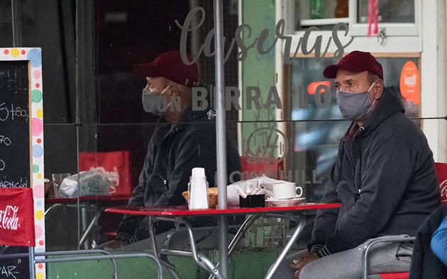 Un cliente solitario, fuera de un café en Buenos Aires. Foto: Fraco Trovato / El Ciudadano