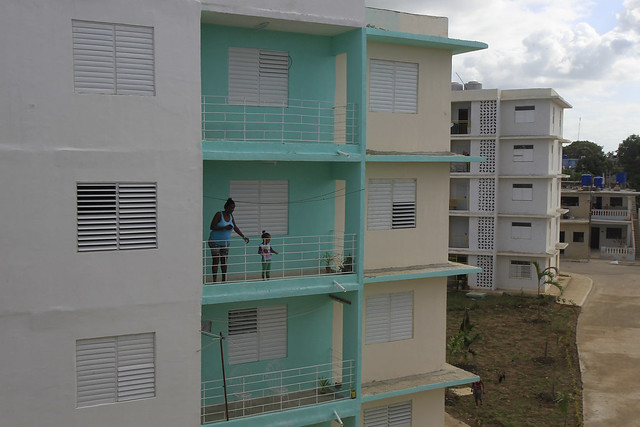 Una mujer y una niña permanecen en el balcón de su apartamento en las nuevas edificaciones residenciales construidas en Guanabacoa, uno de los municipios que conforman La Habana. Cuba intenta reducir el déficit habitacional y edificar viviendas más seguras y resistentes. Foto: Jorge Luis Baños/IPS