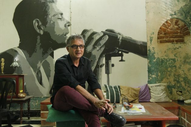 El cineasta Enrique (Kiki) Álvarez, uno de los pioneros en la realización independiente en Cuba, cree que el nuevo Fondo de Fomento del Cine pudiera generar un renacimiento de la cinematografía local, al mismo tiempo que aboga por la aprobación en el país de una Ley de Cine. En la imagen, el realizador durante su entrevista con IPS. Foto: Jorge Luis Baños/IPS