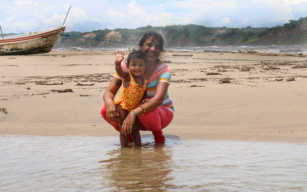 Mijane Jiménez en la playa de Punta Maldonado, junto a su hija Lía Zulaika. Foto: Franyeli García/Amapola