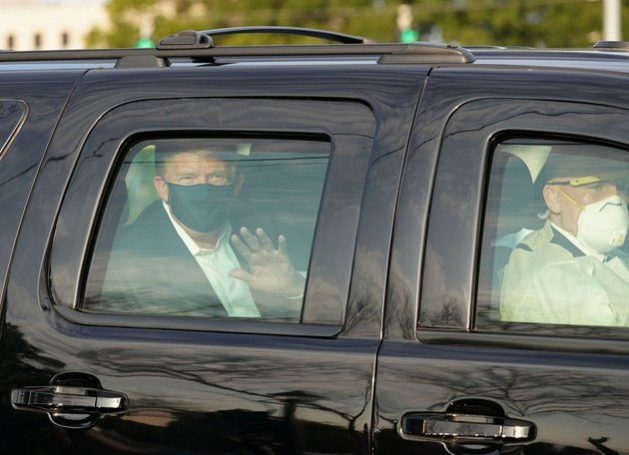 El presidente Donald Trump durante una breve y polémica salida el domingo 4 del hospital Walter Reed, para saludar a los adeptos que estaba a las afueras del centro militar en Washington. Foto: Casa Blanca