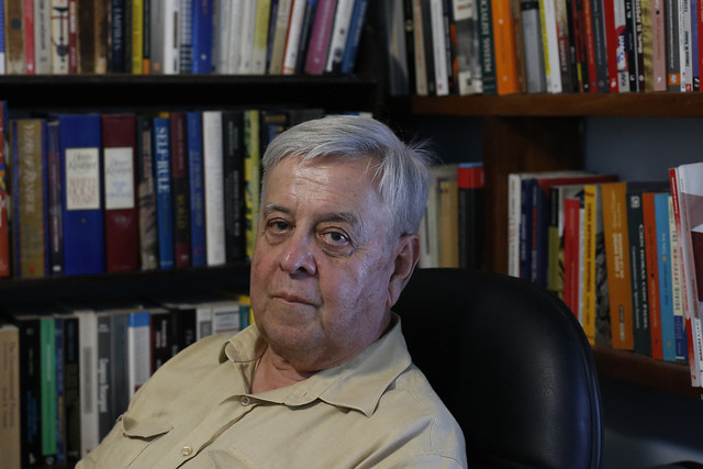 El diplomático, educador y escritor Carlos Alzugaray, miembro de la Unión de Escritores y Artistas de Cuba, en su estudio en el barrio del Vedado, en La Habana. Crédito: Jorge Luis Baños/IPS