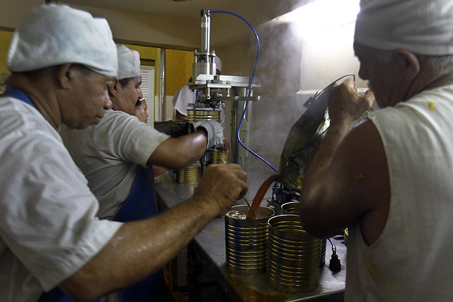 Trabajadores procesan frutas en la fábrica de conservas La Primada de la ciudad de Baracoa, en la oriental provincia cubana de Guantánamo. El reordenamiento monetario tendrá consecuencias profundas para los emprendimientos privados en un contexto inédito. Foto: Jorge Luis Baños/IPS