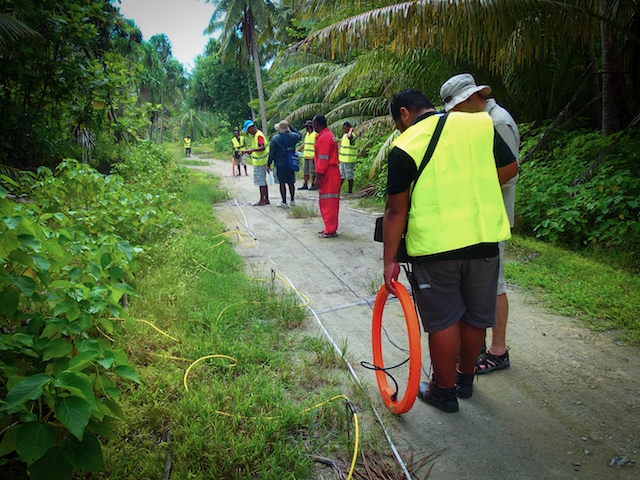 Personal del Departamento de Obras Públicas de Tuvalu realiza estudios geofísicos para identificar el grosor de la capa de agua subterránea dulce para determinar el potencial de desarrollo de agua subterránea. Foto: Cortesía de la Comunidad del Pacífico
