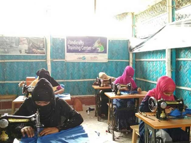 Mujeres reciben capacitación en costura en uno de los talleres de la Fundación Bidyanondo, en el campo de refugiados de los rohinyás de Kutupalong, en el distrito de Cox's Bazar, en la frontera de Bangladesh con Myanmar, de donde debieron huir para salvar sus vidas. Foto: Fundación Bidyanondo