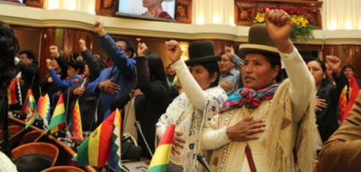 Las políticas bolivianas dominarán el Senado en la próxima legislatura, que será la cámara legislativa con más presencia femenina del mundo. En la imagen, legisladoras bolivianas durante la apertura de la anterior legislatura hace un año. Foto: Cortesía de la Coordinadora de la Mujer