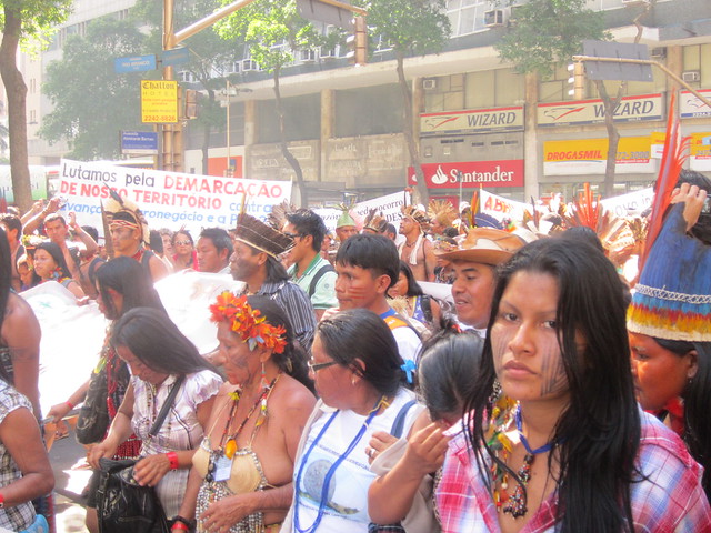 “Luchamos por la demarcación de nuestro territorio”, dice una pancarta en una marcha de indígenas de las que llegan hasta Río de Janeiro desde las comunidades de los 305 pueblos originarios de Brasil, para reclamar los derechos que les reconoce la Constitución y que el presidente ultradrechista Jair Bolsonaro comenzó a desconocer desde que comenzó su mandato. Foto: Mario Osava/IPS