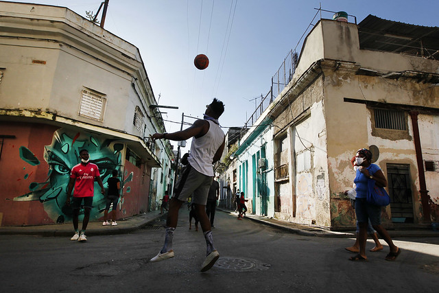 Un grupo de jóvenes juega con una pelota al atardecer en el barrio San Isidro, en La Habana. En este barrio se gestó desde 2018 el Movimiento San Isidro que agrupa a jóvenes artistas, periodistas y académicos contestatarios, que en noviembre protagonizaron una huelga de hambre que el gobierno cubano consideró una “farsa”. Foto: Jorge Luis Baños/IPS