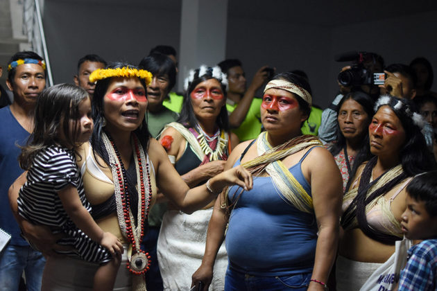 Nemonte Nenquimo después de una larga audiencia en el tribunal provincial en Pastaza, en la Amazonia ecuatoriana, abril 2019. Foto: Sophie Pinchetti/ Amazon Frontlines