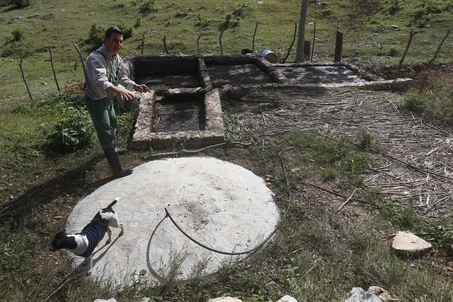 El ingeniero agrónomo Fernando Funes muestra el biodigestor que aprovecha los excrementos del ganado para la producción de biogás destinado al consumo doméstico de la Finca Marta, en el municipio de Caimito, en la provincia cubana de Artemisa. Se trata de una de las innovaciones para el desarrollo sostenible de la granja. Foto: Jorge Luis Baños/IPS