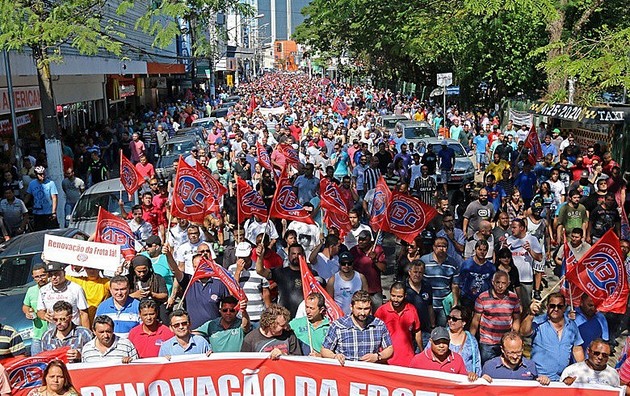 El área automotriz ha tenido un gran peso tradicional dentro del poderoso sector metalúrgico brasileño, motor de las luchas sindicales dentro de la industria del país. En la imagen una de sus protestas de trabajadores del sector contra la precarización de sus derechos laborales. Foto: SMABC