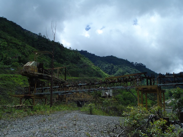 La maquinaria e infraestructura de la mina destruida se encuentran esparcidas por el sitio de la mina Panguna en las montañas de Central Bougainville, una región autónoma de Papúa Nueva Guinea. Foto: Catherine Wilson / IPS