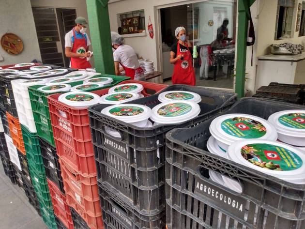 La covid generó muchas iniciativas de solidaridad como esta distribución de comidas listas a los pobres afectados por la pandemia, promovida por la Asociación de Cooperación Agrícola y Reforma Agraria de Paraná, en Curitiba, en el sur de Brasil. La cooperativa ya donó más de 40 porciones de comida y está vinculada al Movimiento de los Trabajadores Sin Tierra, que promueve asentamientos de campesinos y la agroecología. Foto: Ednubia Ghisi / Fotos Públicas
