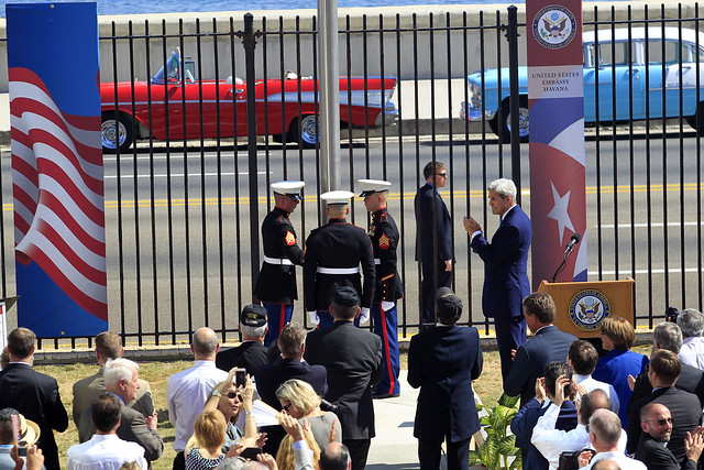 John Kerry, entonces secretario de Estado de Estados Unidos preside la ceremonia de inauguración de la embajada de Washington en La Habana, el 14 de agosto de 2015. El deshielo entre ambos países, desde diciembre de 2014 a enero de 2017, favoreció la firma de una veintena de acuerdos bilaterales, incluido el restablecimiento de relaciones diplomáticas. Foto: Jorge Luis Baños/IPS