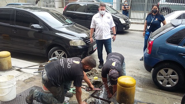 El alcalde Chacao (este de Caracas), Gustavo Duque, inspecciona los trabajos de aducción la tubería de un edificio al caño que trae el agua desde un pozo construido por su administración para llevar el recurso a un sector con 15 000 habitantes. Foto: Humberto Márquez /IPS