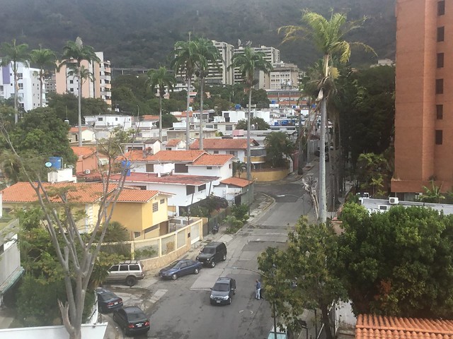 Pequeños tanques de plástico azul sobre los techos de las viviendas unifamiliares forman parte del paisaje de los barrios residenciales de Caracas. Esos tanques y los depósitos subterráneos o aéreos obligatorios en los edificios de la capital de Venezuela palian la aguda irregularidad del suministro del servicio. Foto: Humberto Márquez /IPS
