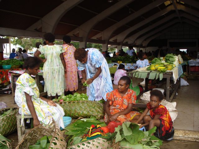 Las distintivas y sostenibles bolsas de hojas de pandanos y cocoteros se venderán en lugares públicos de la capital de Vanatu, como los mercados de productos frescos de Port Vila. Foto: Catherine Wilson/ IPS