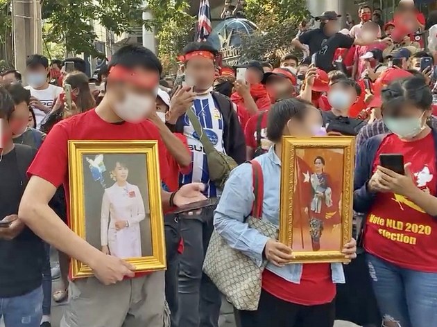 Protesta ante la embajada de Myanmar en Tailandia, en Bangkok, contra el golpe militar, con fotografías Aung Suu Kyi, ahora arrestada y que condujo de facto el país desde 2016 y cuyo partido había ganado en forma aplastante las elecciones de noviembre. Foto: ซาร่า สาขาสาทร/ Wikimedia bajo licencia de Creative Commons