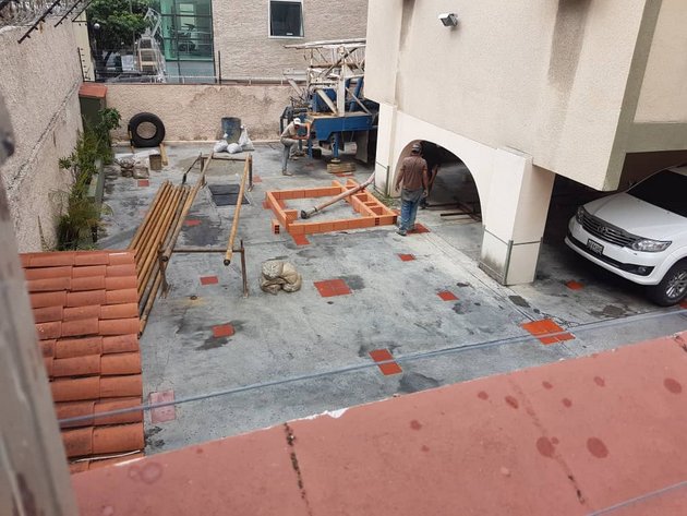 El garaje de un edificio residencial es utilizado para alejar de la vista pública los trabajos de perforación de un pozo que abastecerá a decenas de viviendas en el este de Caracas. Foto: Cortesía de Ronny Castro