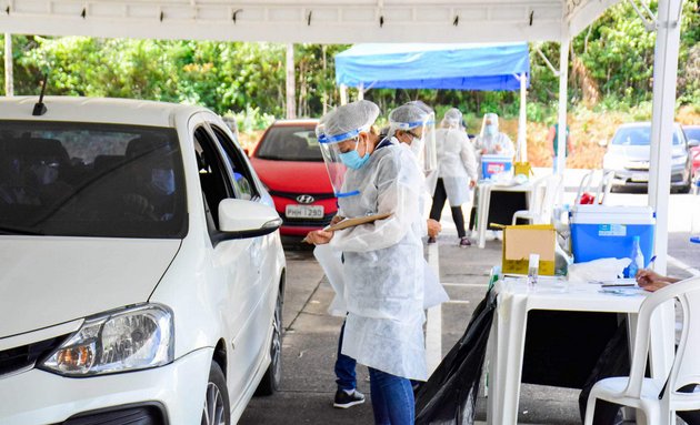La vacunación en Manaus, capital del estado de Amazonas, es más acelerada que en el resto de Brasil, en un esfuerzo para controlar la pandemia, cuya segunda ola provocó el colapso del sistema de salud de la ciudad y muchas muertes por asfixia, ante la escasez de oxígeno. Foto: Valdo Leão / Semcom-Fotos Públicas